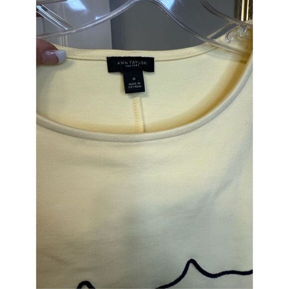 Ann Taylor Sleeveless Scalloped Tier Shirt Butter Yellow W/Navy Piping Sz. M - Picture 3 of 3